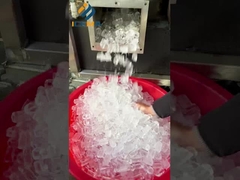 氷を配る中にあるチューブ氷機