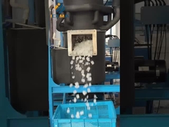 チューブ氷機を稼働させるエンジニア