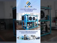 ブロックアイスマシンが氷を作っています