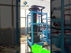 大型チューブ氷機が稼働中