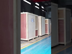 数台が生産され,顧客から回収されるのを待っている.