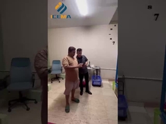 エンジニア は 顧客 の ため の 氷 機 を 稼働 さ せる ため に インドネシア に 旅行 し まし た